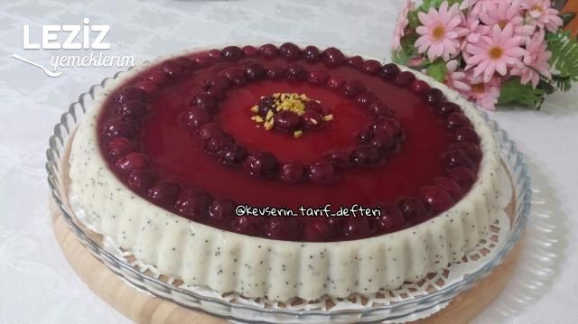 Vişneli Haşhaşlı İrmik Tatlısı