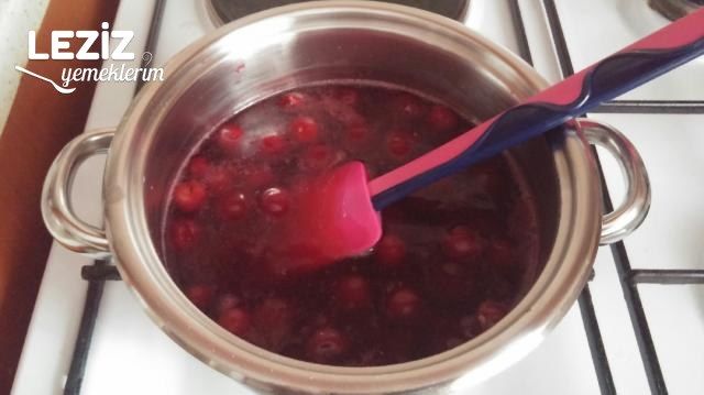 Vişneli Haşhaşlı İrmik Tatlısı