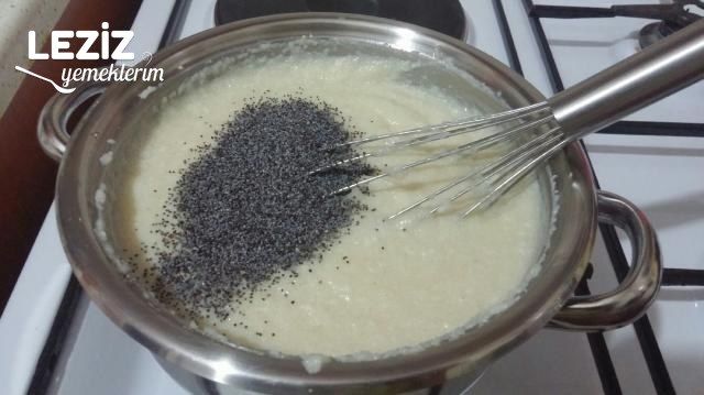 Vişneli Haşhaşlı İrmik Tatlısı