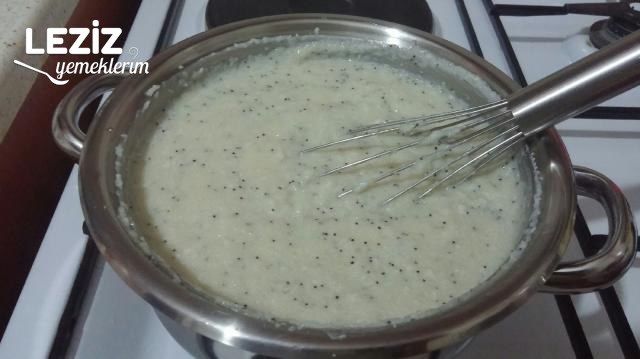 Vişneli Haşhaşlı İrmik Tatlısı