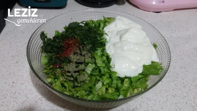 Ferah Yoğurtlu Marul Salatası