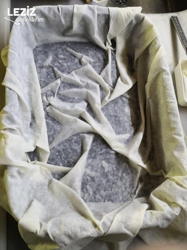 Yufkalı Peynirli Tepsi Böreği