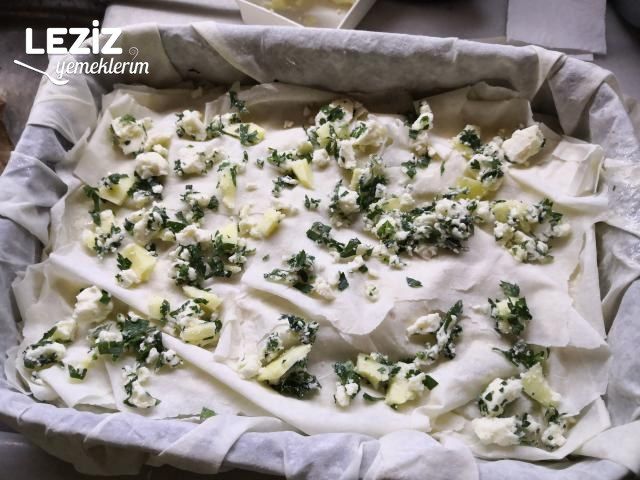 Yufkalı Peynirli Tepsi Böreği