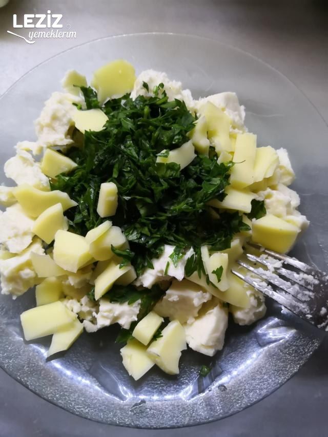 Yufkalı Peynirli Tepsi Böreği