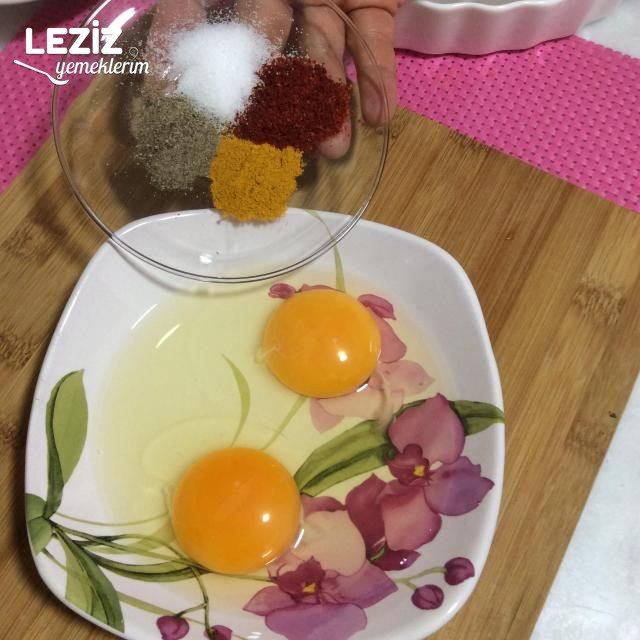 Sarımsaklı Yoğurt Yatağında Çıtır Kabak