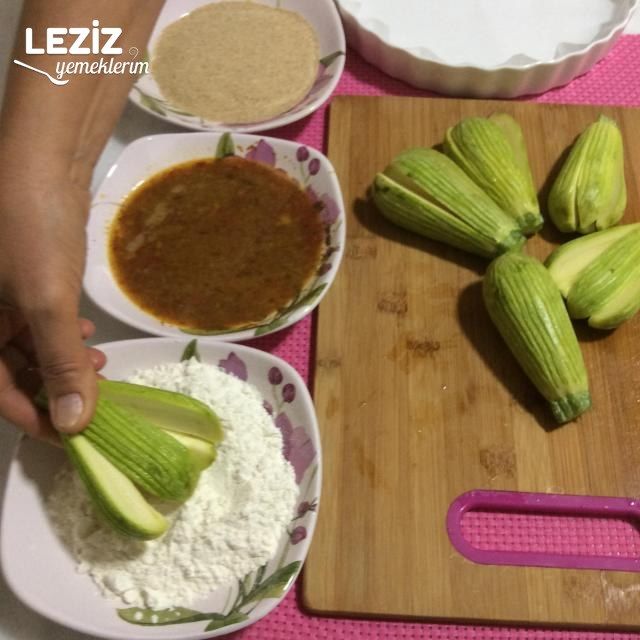 Sarımsaklı Yoğurt Yatağında Çıtır Kabak