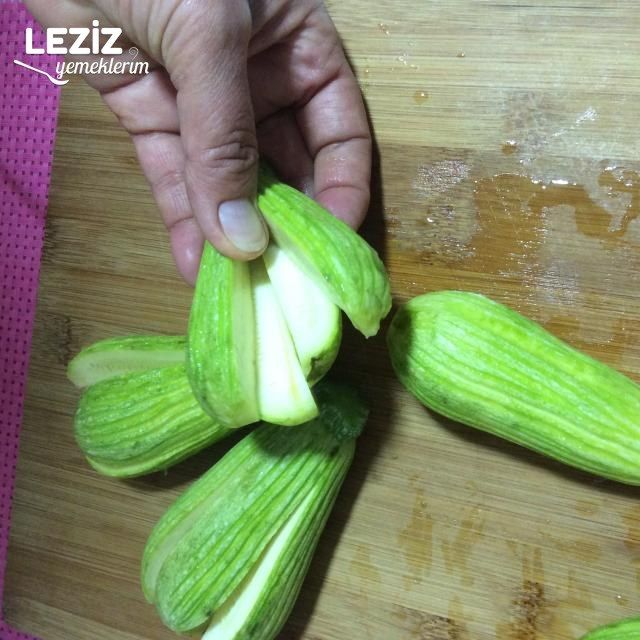 Sarımsaklı Yoğurt Yatağında Çıtır Kabak