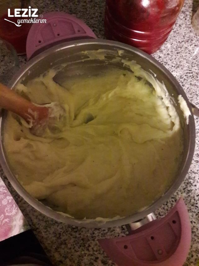 Güveçte Patates Püreli Köfte