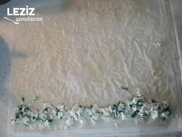 Baklava Yufkasından Peynirli Çıtır Börek