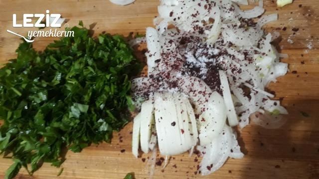 Adana Usulü Sumaklı Soğan Salatası Tarifi