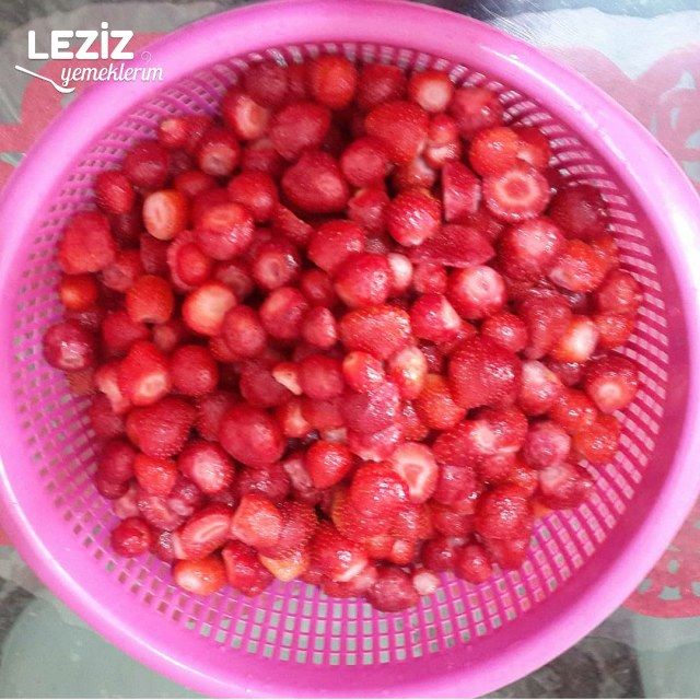 Şekerini Bekletmeden Yapılan Çilek Reçeli
