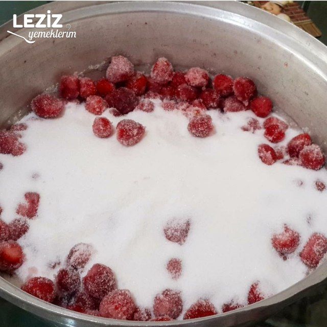 Şekerini Bekletmeden Yapılan Çilek Reçeli