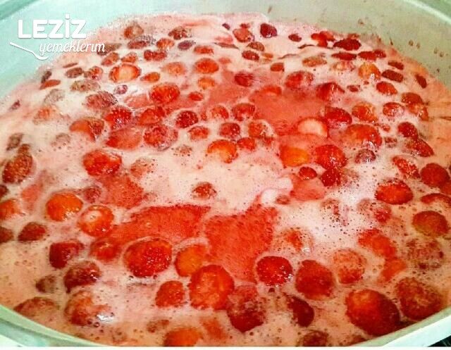 Şekerini Bekletmeden Yapılan Çilek Reçeli
