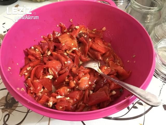 Kışlık Közlenmiş Biber Konservesi