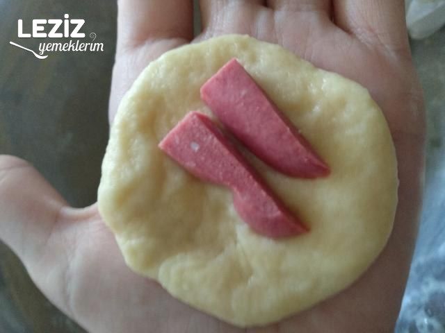 Nefis Sosisli 5 Dk. Poğaçası (Basit Ve Az Malzemeli)