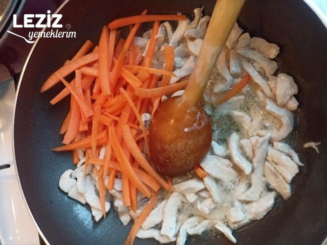 Sebzeli Tavuklu Noodle Tarifi (Çin Makarnası)