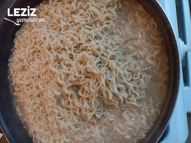 Sebzeli Tavuklu Noodle Tarifi (Çin Makarnası)