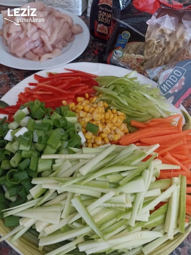 Sebzeli Tavuklu Noodle Tarifi (Çin Makarnası)