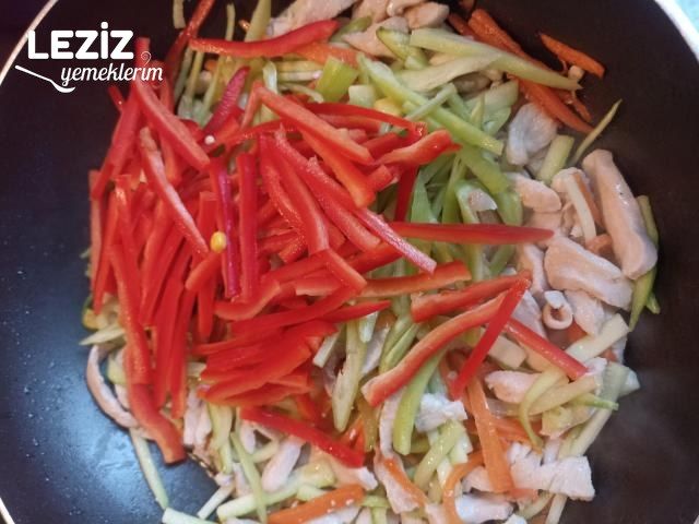 Sebzeli Tavuklu Noodle Tarifi (Çin Makarnası)