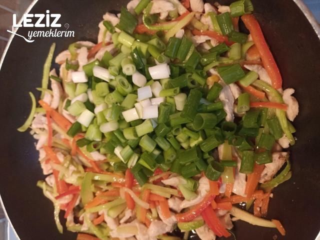 Sebzeli Tavuklu Noodle Tarifi (Çin Makarnası)