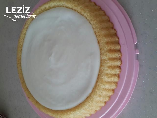 Tart Kalıbında Çilekli Pamuk Pasta