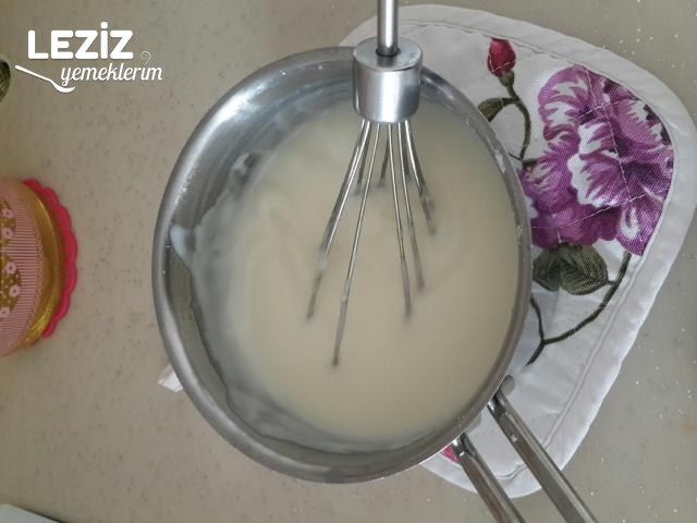 Tart Kalıbında Çilekli Pamuk Pasta Leziz Yemeklerim
