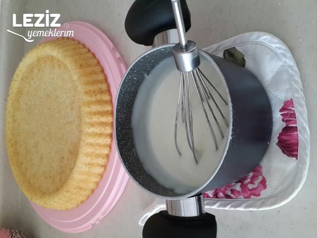 Tart Kalıbında Çilekli Pamuk Pasta Leziz Yemeklerim