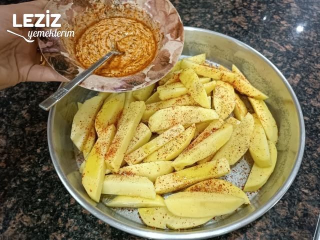 Fırında Baharatlı Elma Dilim Patates (Özel Sosuyla)