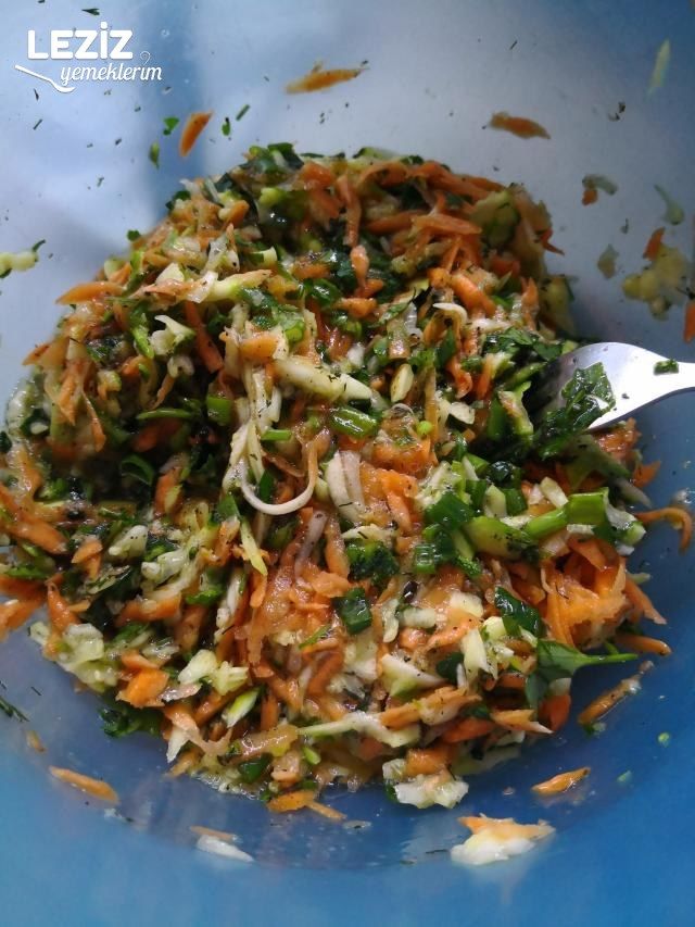 Kabaklı Havuçlu Mücver (Dip Sos İle)