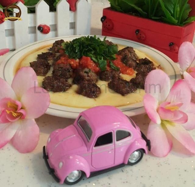 Patates Püresi Yatağında Domates Soslu Misket Köfte