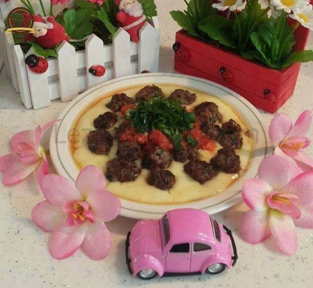 Patates Püresi Yatağında Domates Soslu Misket Köfte