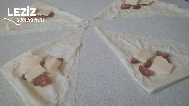 Sahur İçin Pratik Peynirli Sucuklu Gözleme