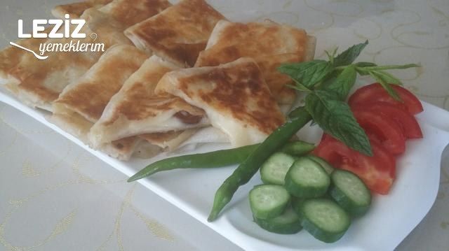 Sahur İçin Pratik Peynirli Sucuklu Gözleme