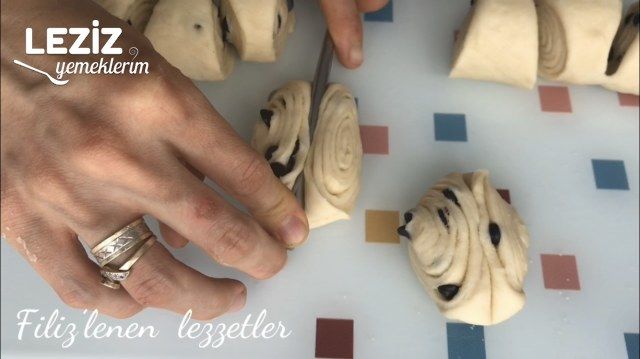 Tek Hamurdan Hem Peynirli Hemde Damla Çikolatalı Poğaça Videolu