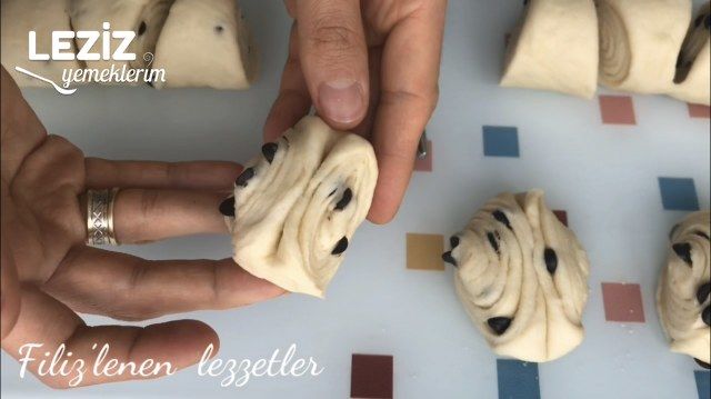 Tek Hamurdan Hem Peynirli Hemde Damla Çikolatalı Poğaça Videolu