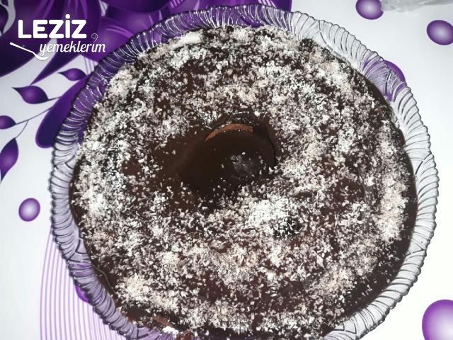 Hindistan Cevizli Çikolata Soslu Kek