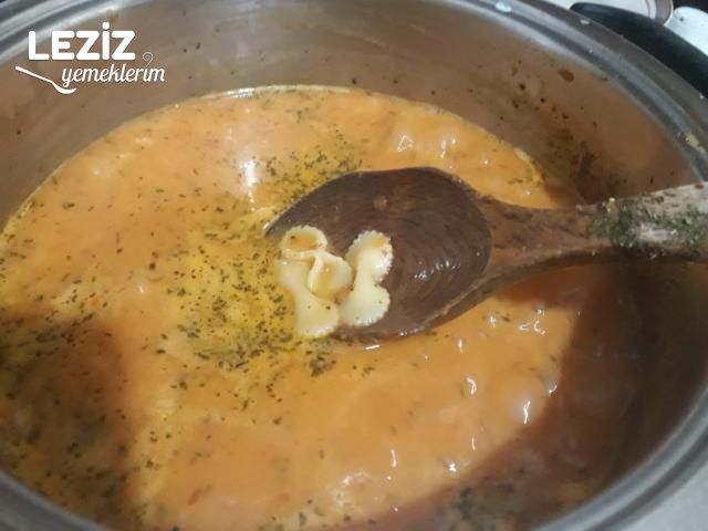 Makarnalı Domates Çorbası