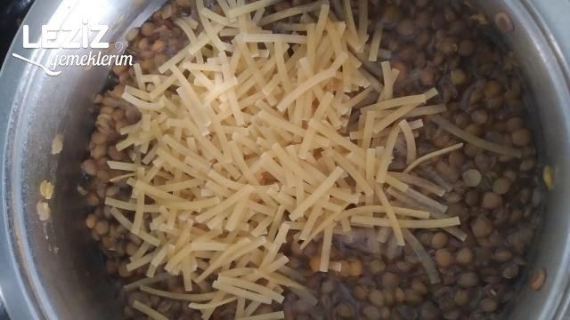 Erişteli Yeşil Mercimek Çorbası Yapımı