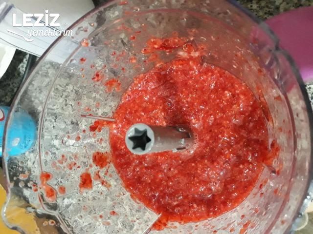 En Güzel Çilekli Parfe (Bisküvisiz)