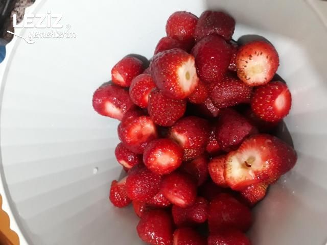 En Güzel Çilekli Parfe (Bisküvisiz)