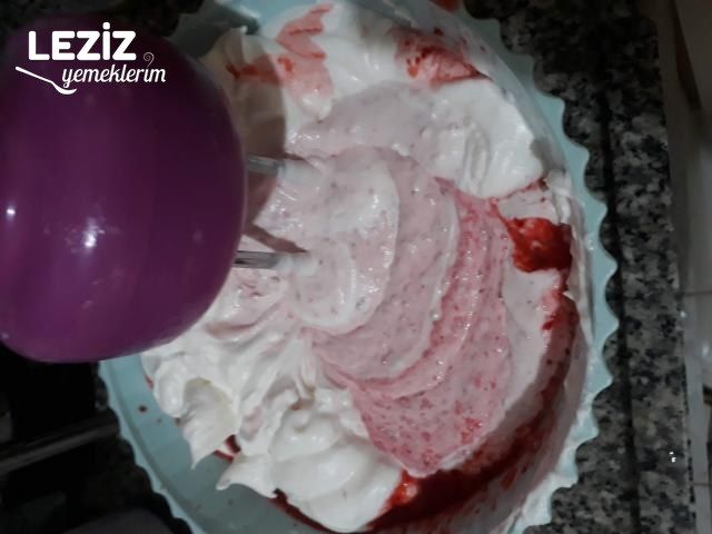 En Güzel Çilekli Parfe (Bisküvisiz)