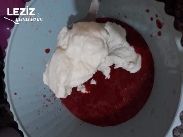 En Güzel Çilekli Parfe (Bisküvisiz)