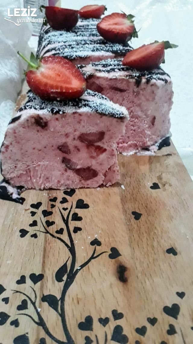 En Güzel Çilekli Parfe (Bisküvisiz)