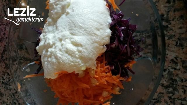 Yoğurtlu Mor Lahana Salatası Nasıl Yapılır