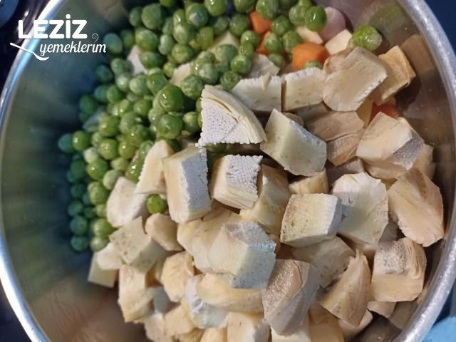 Bol Arpacık Soğanlı Ekşili Enginar Yemeği