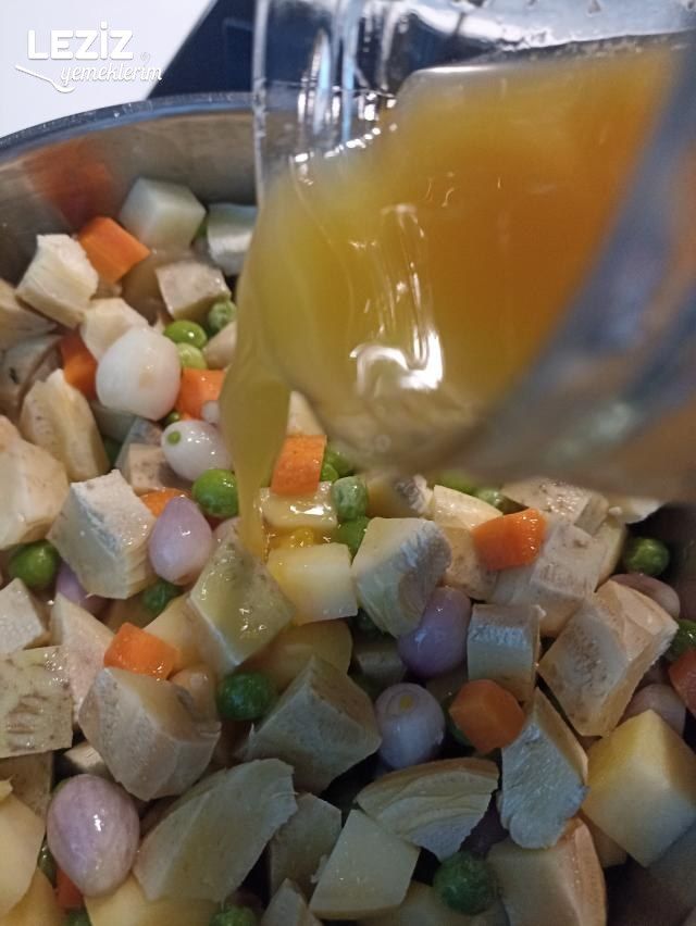 Bol Arpacık Soğanlı Ekşili Enginar Yemeği