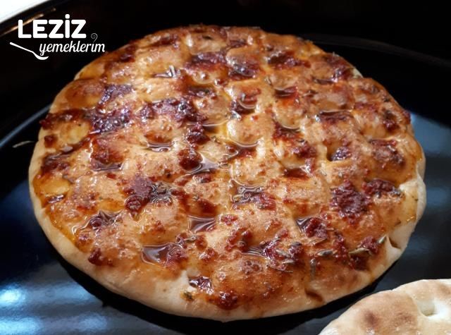 En Kolay Sarmısaklı Ekmek