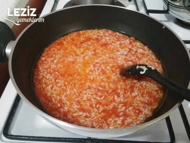 Domatesli Pirinç Pilavı Nasıl Yapılır