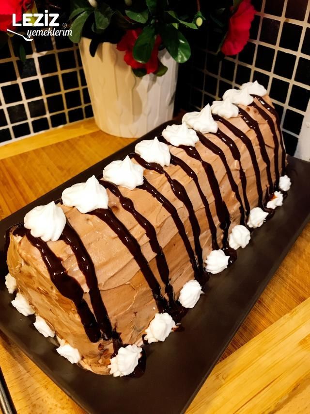 Çikolata Pudingli Piramit Pasta