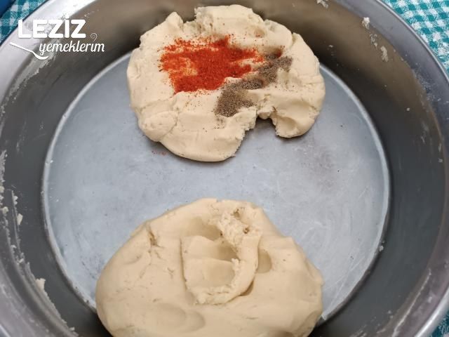 Baharatlı Bayatlamayan Tuzlu Kurabiye Tarifi (Püf Noktalarıyla)